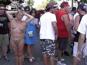 角質の裸のふしだらな女のためのタイトな束 ...